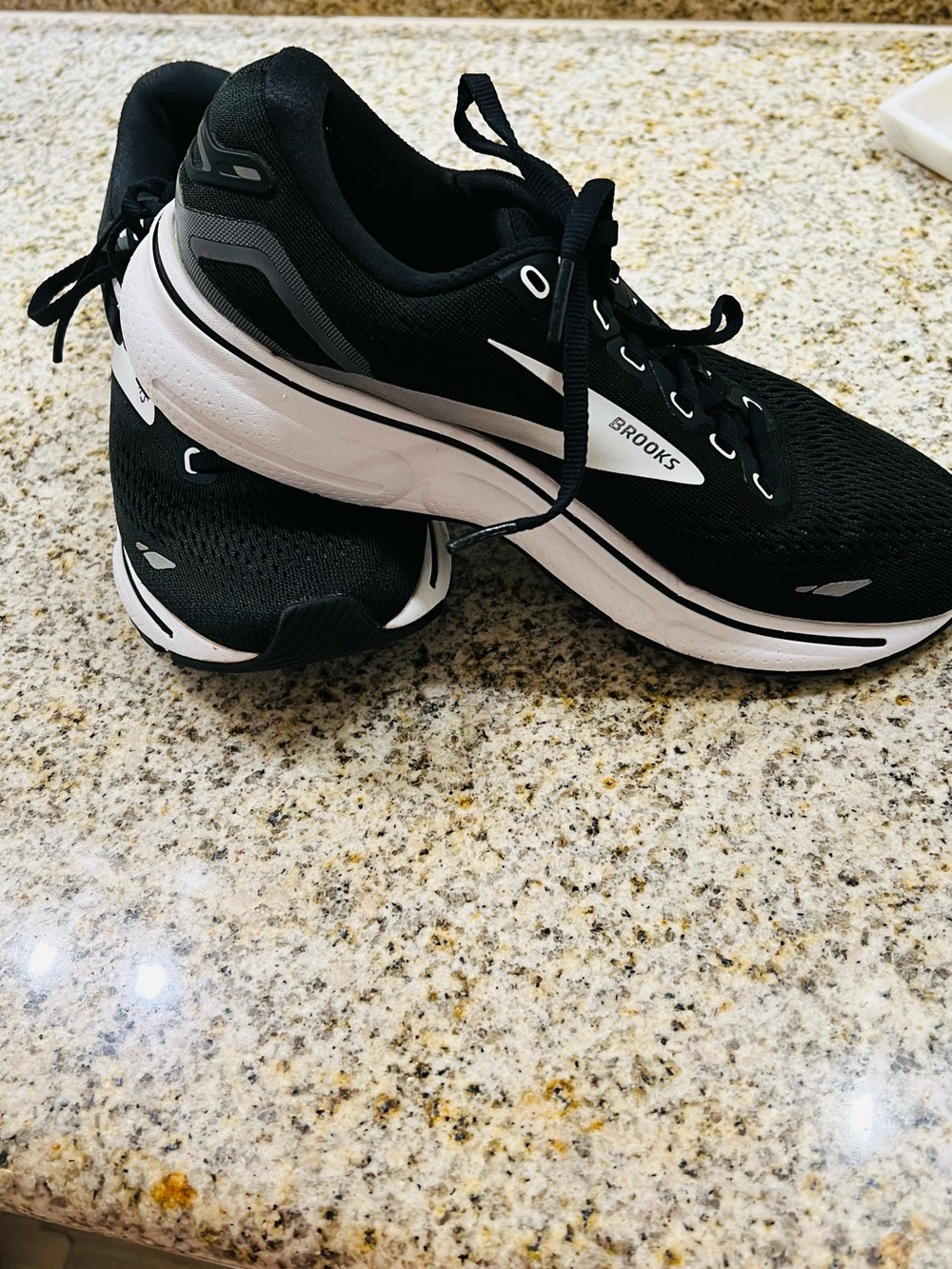 Brooks  Ghost Black and White Women’s  Running Sneakers size 7 - Picture 3 of 5